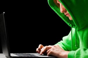 Hackerii au dat de belea! Percheziţii la persoane bănuite de fraudă informatică şi spălare de bani