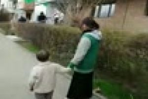 Scandal la farmacie, în Mărăşti. Două femei de etnie romă au fost date afară după ce au fost prinse la furat VIDEO