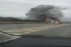 Un autocar a luat foc pe Dealul Feleacului - VIDEO / FOTO