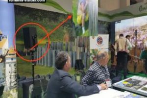 Gafă la Târgul de turism de la Berlin. Român cu burta goală, pe poster - FOTO