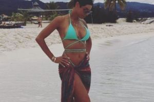 Fosta soţie a lui Eddie Murphy SUCESTE minţile tuturor bărbaţilor cu corpul său SEXY! Are o vârstă, dar FORMELE APETISANTE n-o trădează