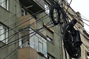 Primăria Satu Mare nu mai vrea cabluri atârnate pe stâlpi!