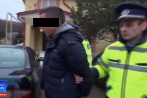 A dat foc magazinului pe care l-a jefuit