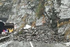 Transfăgărăşanul, blocat de stânci