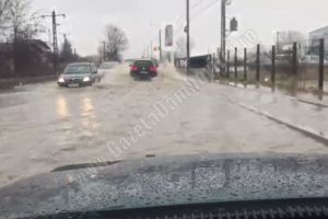 Canalizarea străzii Cărămidari nu face faţă ploilor abundente. Deocamdată, nu sunt soluţii pe termen scurt