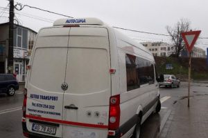 Unii şoferi de maxi-taxi pun în pericol vieţile pietonilor