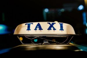 Caz scandalos! O tânără, bătută cu pumnii şi picioarele de un taximetrist