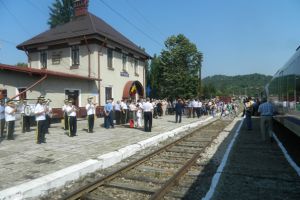 Circulaţia trenurilor pe ruta Fieni-Pietroşita, suspendată, după ruperea terasamentului