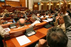 Trei deputaţi PSD Hunedoara vor pensii speciale pentru aleşii locali.  Un singur deputat PNL Hunedoara a semnat iniţiativa, dar apoi şi-a retras sprijinul pentru proiect