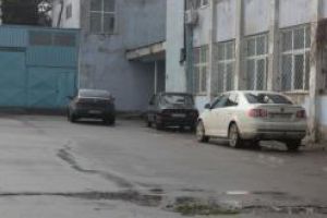 De ce sa mearga parintele cu BMW 200 de pasi, cand poate sa intre pana in clasa?“