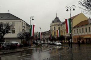 Centrul oraşului Sfântu Gheorghe, decorat cu panglici de culori naţionale ungureşti, nu cu steaguri, a menţionat primăria