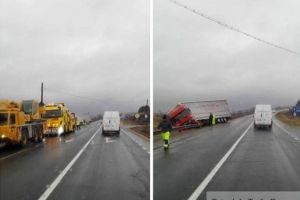 S-a răsturnat cu TIR-ul încercând să evite o groapă (Foto)