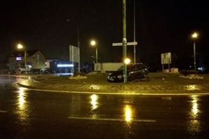 Și-a „parcat” maşina în giratoriu şi a fugit