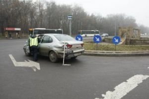 Poliţişti de la Rutieră, acuzaţi de ÎNSCENAREA unor ACCIDENTE bătrânilor şi mamelor aflate la volan