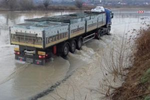 FOTO: Mureşul şi Târnava Mare au ieşit din matcă. Inundaţii în zona Gurghiu