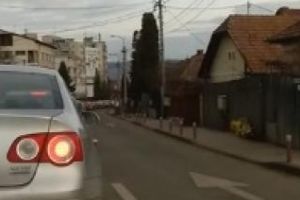 HAOS în trafic, în Mănăştur: Au încurcat traficul punând stâlpişori pentru delimitarea benzilor în sensul giratoriu 