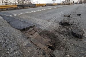 Furie printre şoferi! Plombele asfaltice de pe podul spre Aninoasa au ţinut câteva zile „”