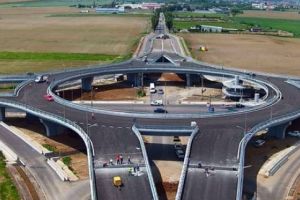 Tentativa de sinucidere/ O tanara s-a aruncat in fata masinii, in zona giratoriului suspendat de la Paulesti