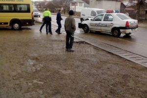 Un poliţist neatent a intrat cu maşina de serviciu într-un microbuz şcolar