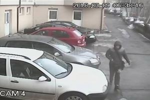 Poliţiştii caută un hoţ care a furat două telefoane şi bani dintr-o cameră de cămin de ...