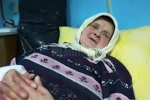Bătrână tâlhărită de un individ care a intrat peste ea în casă şi i-a pus cuţitul la gât