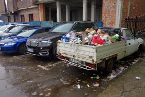 O Dacia Papuc abandonată, transformată în ghenă de gunoi în parcarea de la Kaufland