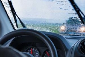 Conduceţi prudent pe timp de ploaie!