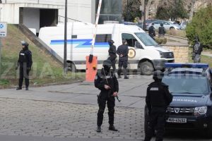 Zona Palatului de Justitie din Constanta plina de politisti si de mascati (video)