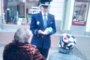 Poliţiştii din Bistriţa, discuţii cu cetăţenii în zone aglomerate dar şi pe stradă. Ce le spun