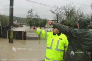 Autorităţile pregătesc evacuarea mai multor gospodării din Băcel ameninţate de inundaţii