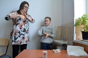 Lecţia lui Săpunel: Rotary construieşte toalete în şcolile de la ţară şi îi învaţă pe elevii bihoreni cum să-şi spele mâinile corect