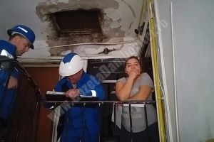 Romii, specialişti în electricitate! Se racodează ilegal, mai repede decât o face Electrica legal!