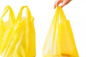 Decizie RADICALĂ: Parlamentul A INTERZIS pungile de plastic. Comercianţii vor plăti amenzi COLOSALE