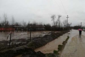 16 localităţi din judeţ sunt afectate de inundaţii/ Apa a intrat în 25 de case, 124 de anexe gospodăreşti şi 394 de curţi