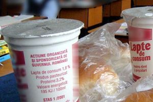 Peste 30.000 de preşcolari şi elevi din judeţ au beneficiat de lapte, corn şi mere proaspete în luna februarie