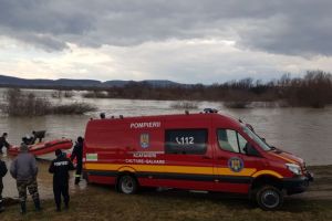 Două persoane, captive în mijlocul apelor la Lunca Câlnicului