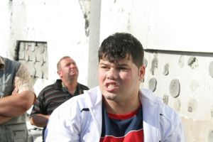 Un sucevean arestat preventiv pentru viol s-a tăiat cu lama la organele genitale