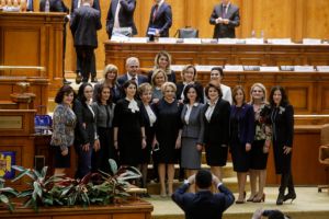 Femeile din Parlamentul României solicită creşterea până la 7 ani a vârstei la care copiii din sistemul de protecţie sunt trimişi în servicii de tip rezidenţial