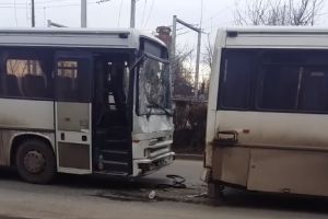 FOTO. Accident în Satu Mare. Impact între două autobuze Dräxlmaier