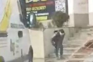 Femeie surpinsă uşurându-se pe stradă în plină zi, în Mărăşti. Lipsa băilor publice e o problemă? VIDEO