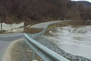 FOTO Drumul Alma – Dumbrăveni inundat de ape