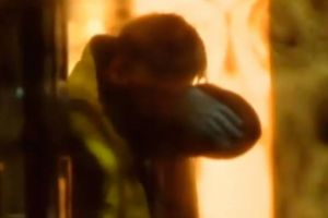 Cat de dureros! Un politist, surprins plangand in casa groazei din Timisoara, unde mama si-a ucis fiica de 4 ani!