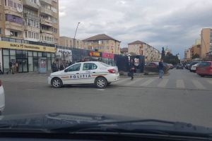 FOTO ȘTIREA TA Întrebarea unui cetăţean din Alba Iulia: Maşina Poliţiei nu se ridică?