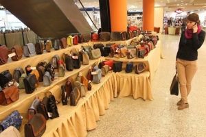 Cele mai noi modele de genti si rucsacuri, prezentate intr-un targ la Timisoara