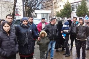 ULTIMĂ ORĂ: Locatarii din blocul “NATO”, protest în faţa Primăriei