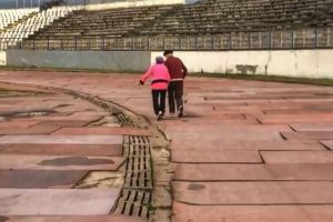 Dacă ei pot, tu ce scuză ai? O fotografie cu soţii ”Sufleţel” din Alba Iulia alergând pe stadionul Cetate, apreciată de sute de oameni pe Facebook, în doar o oră de la publicare