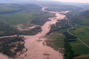 Cod Roşu de inundaţii la Braşov: Oltul a rupt digul la Augustin