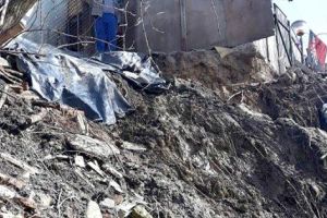 Case în pericol pe o stradă din Curtea de Argeş