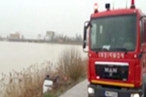 S-a răsturnat cu maşina pe malul lacului