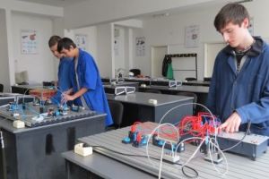 „Ai şansa să te întorci la şcoală”, caravană de informare a învăţământului profesional şi tehnic